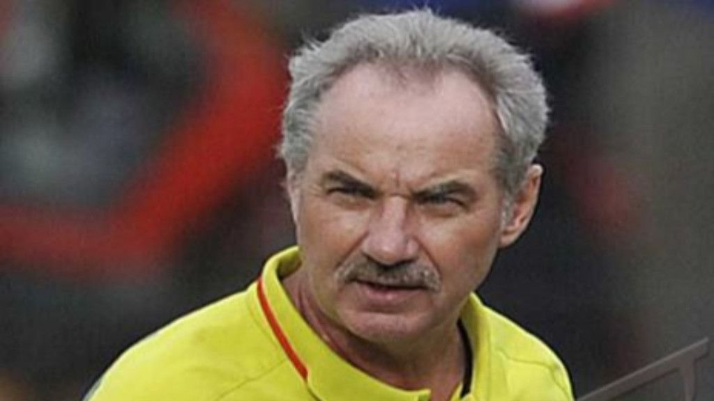 La Nyalla Kembalikan Riedl Jadi Pelatih Timnas